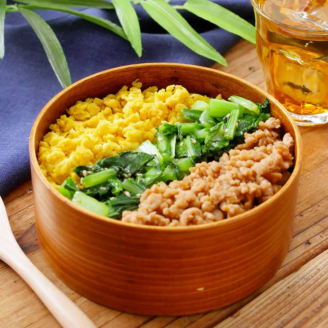 小松菜三色丼が水っぽくならない裏技！黄金比の味付けと簡単時短レシピ