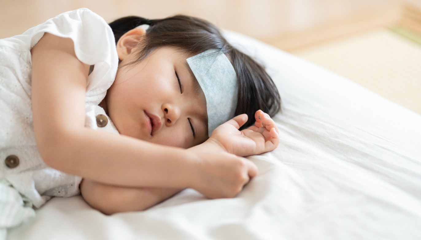 冷えピタはどこに貼る？おでこは解熱効果なしの真相と正しい冷却法