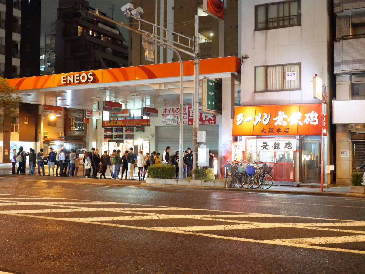 無鉄砲大阪店の行列と中毒性の真相！超濃厚豚骨の魅力と混雑攻略法