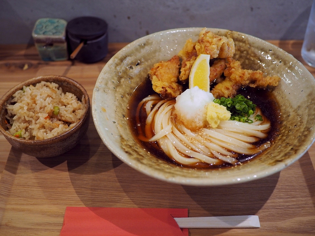 なぜ扇町「うどん屋あすろう」は行列が絶えない？名物と待ち時間を徹底解説