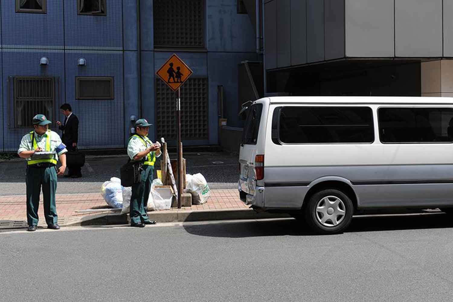 駐車監視員はなぜ「死ね」と叩かれる？ノルマの真相と理不尽の正体