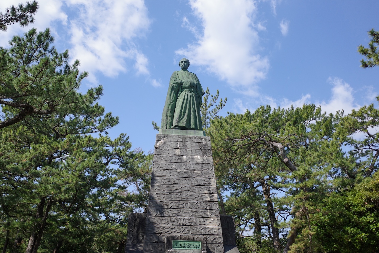 なぜ桂浜の坂本龍馬像は海を見るのか？視線の真相と建立の歴史を追う