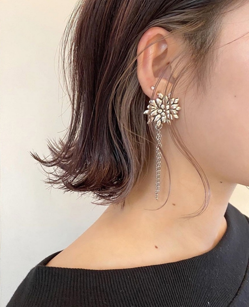 2026年ヘアー革命：「隠す」から「魅せる」へ進化を遂げた大人のイヤリングカラー最新事情