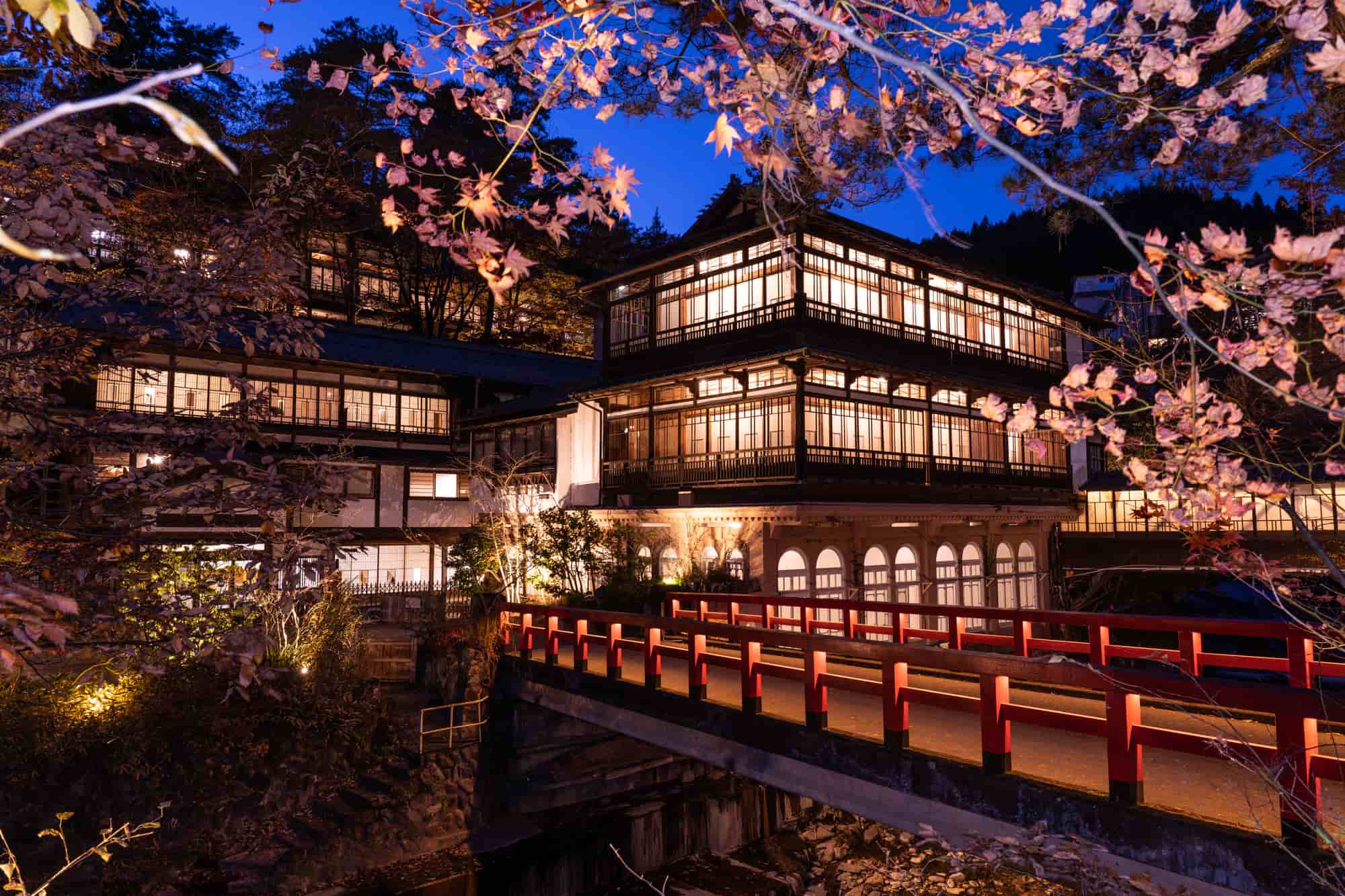 千と千尋の神隠し「油屋」モデル旅館の真相！実在する名湯と公式見解