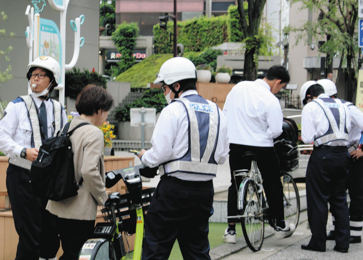 自転車の片耳イヤホン走行は違法？2026年最新の罰則と警察基準