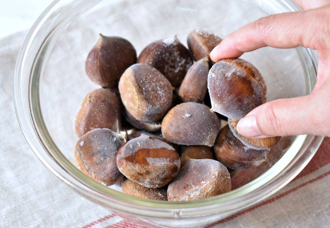栗の皮むきは冷凍で激変！鬼皮も渋皮も簡単に剥ける科学的裏ワザ