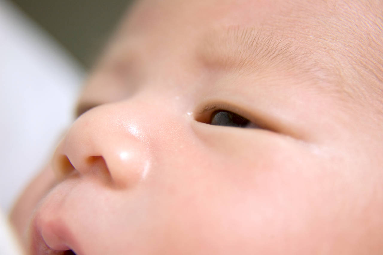 赤ちゃんが二重になる目の特徴と見分け方｜いつから定着する？兆候と遺伝の真相
