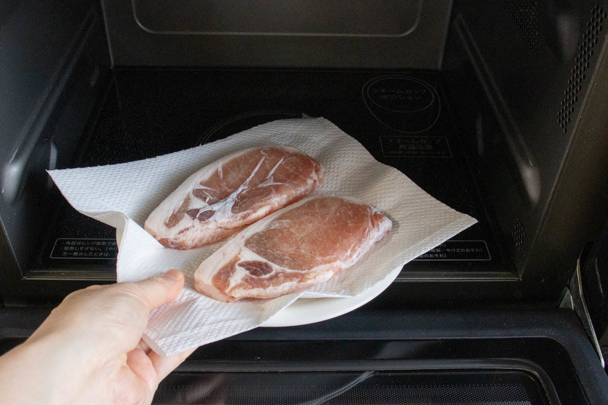 豚肉の解凍で失敗しない！ドリップを防ぎ旨味を保つプロの裏ワザ