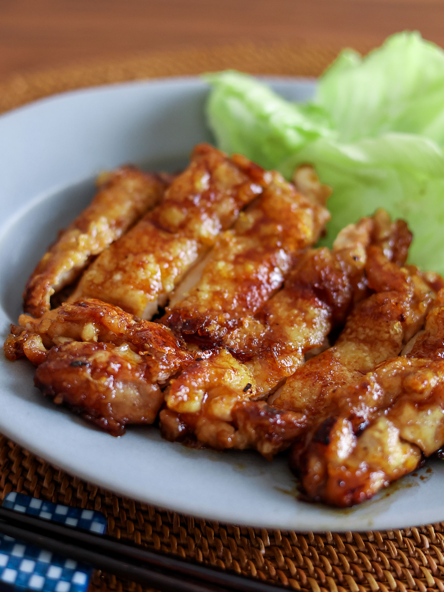 鶏肉のカリカリ焼きが劇的に変わる！蓋を捨て重しで化けるプロの技