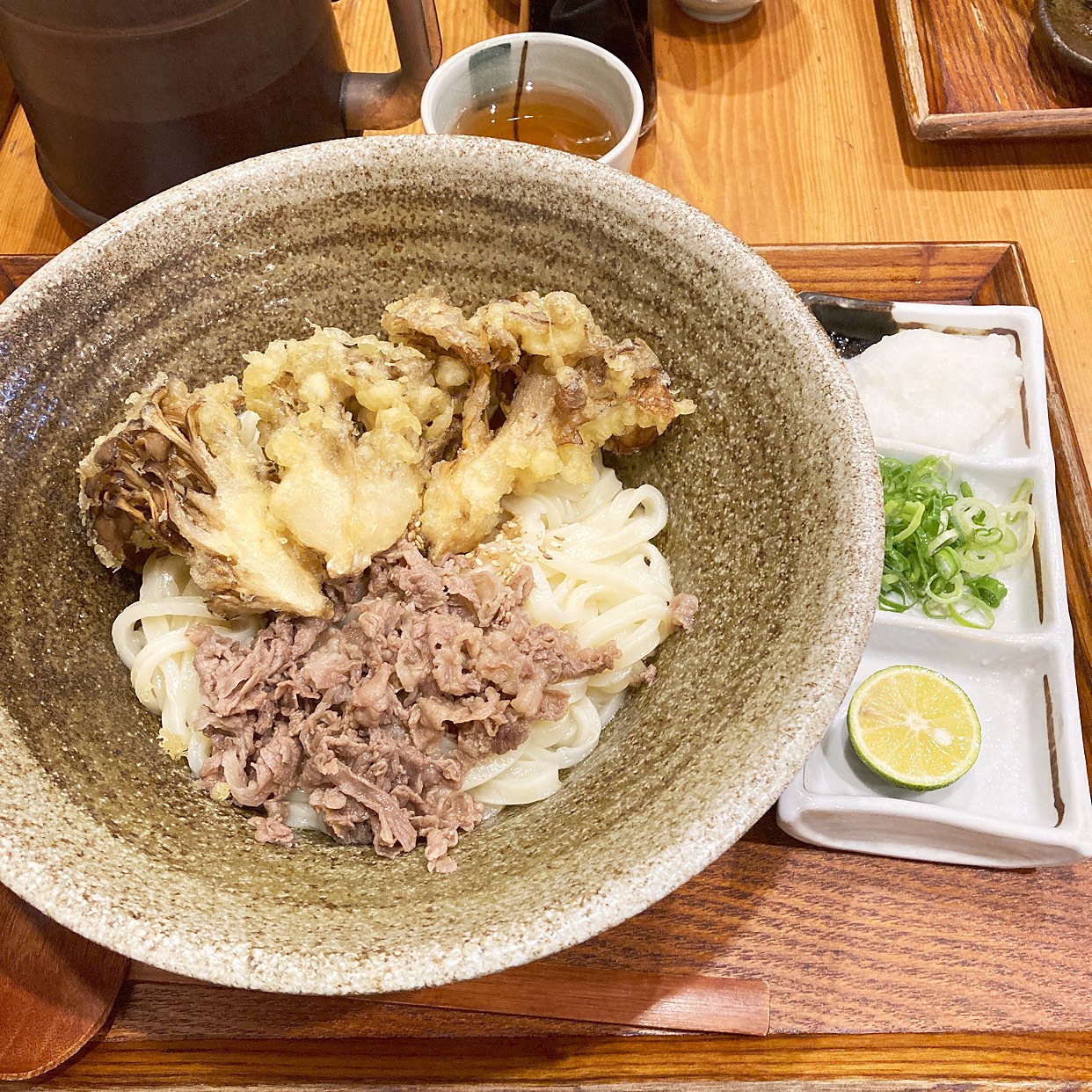 【徹底調査】踊るうどん梅田店はなぜ並ぶ？肉まいたけ天の評判と混雑回避術