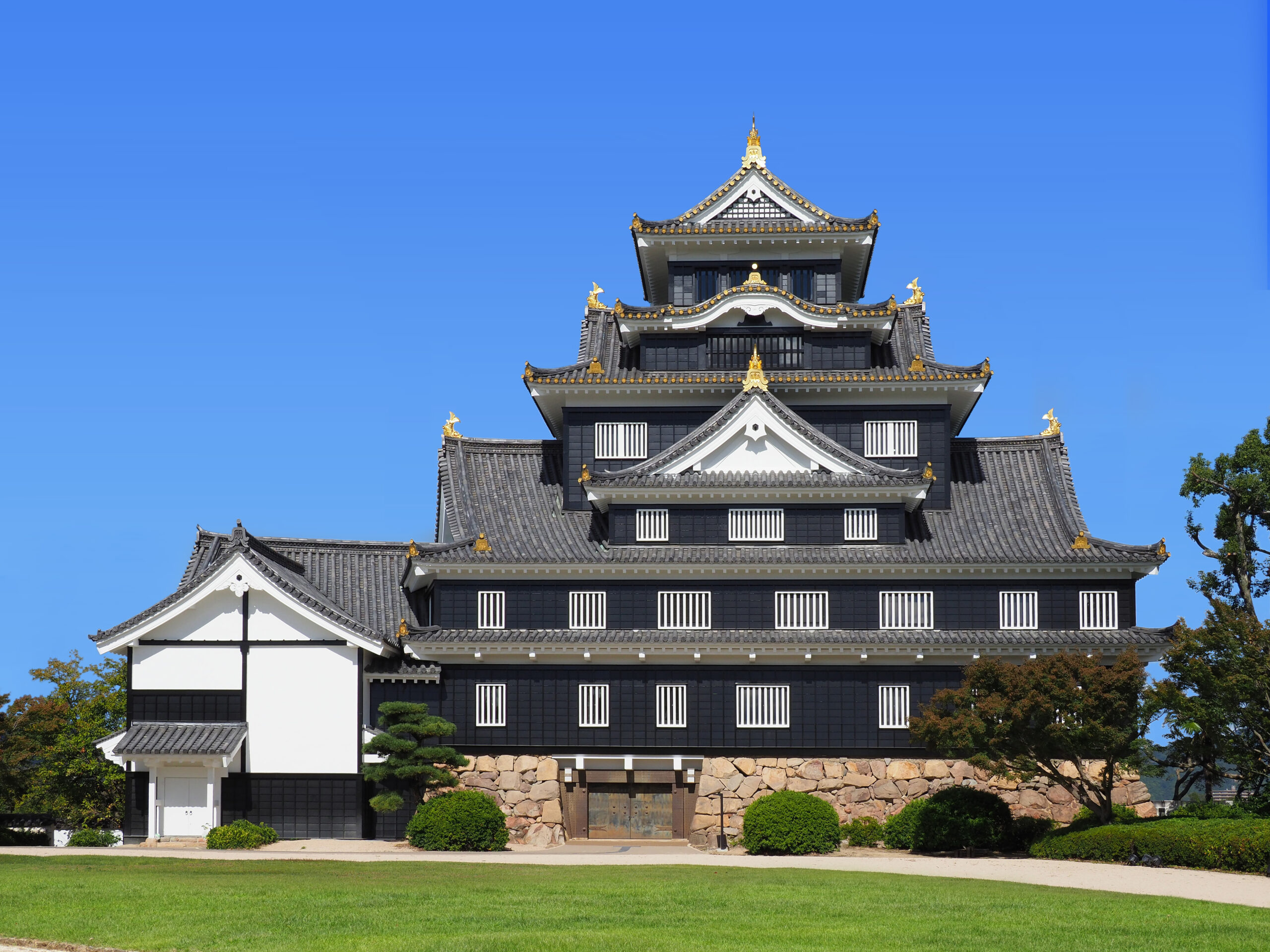 岡山城天守閣はなぜ黒い？令和大改修の見どころと料金・所要時間を徹底解剖