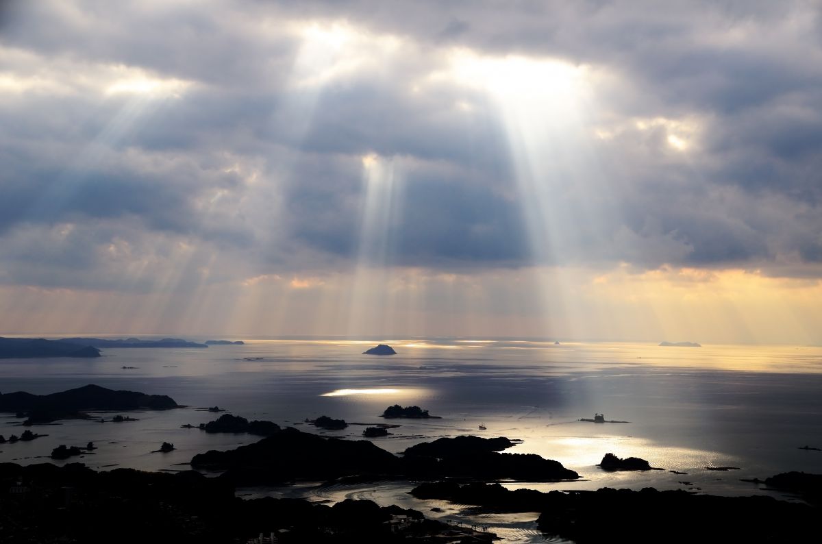 天使の梯子の意味とは？幸運のサインと発生条件を徹底解明