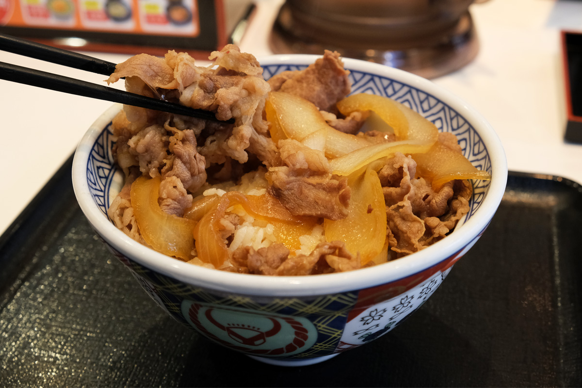 牛丼「頭の大盛り」の真相！並盛との違い・肉の量とコスパを徹底解剖