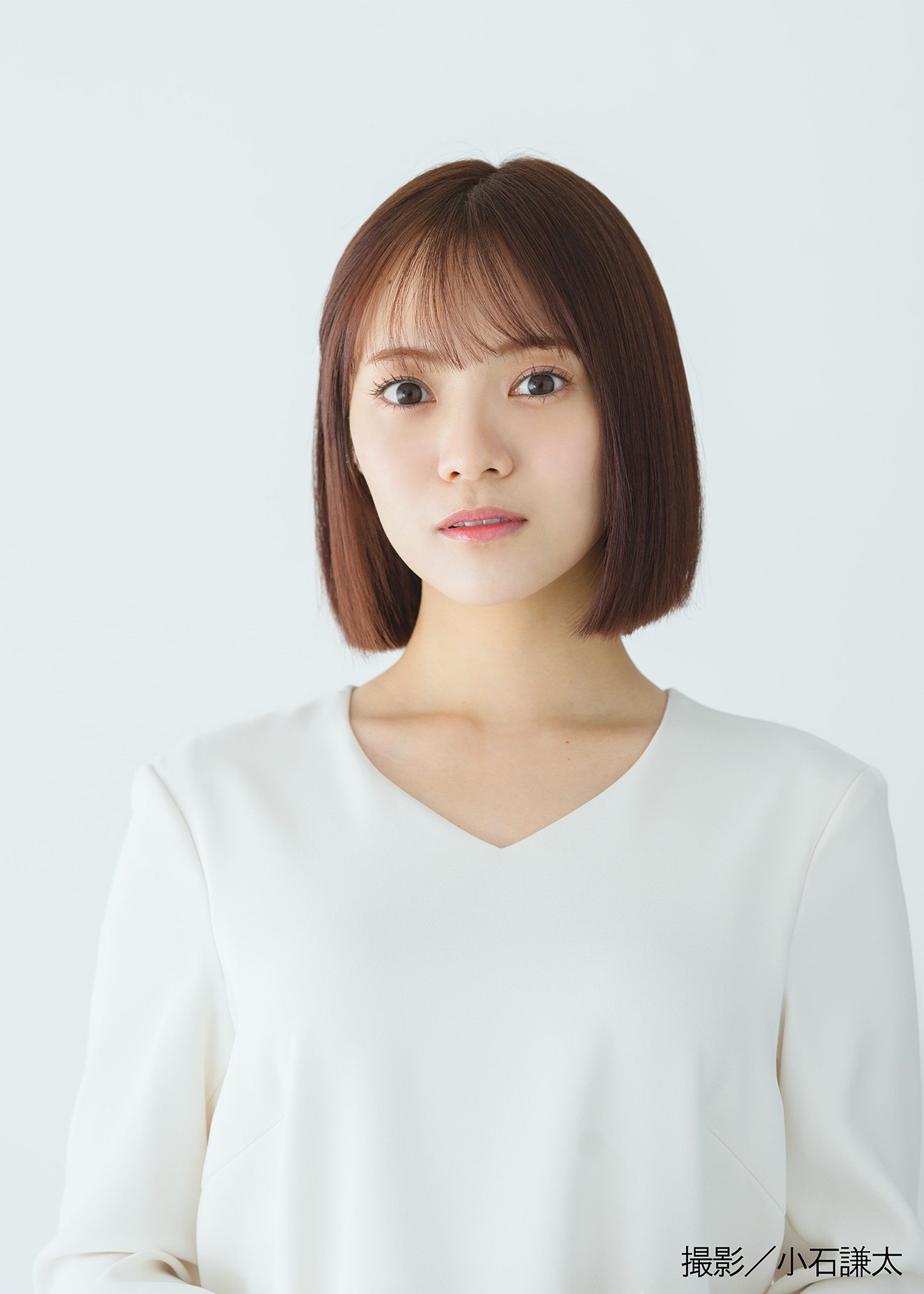 宮田愛萌は「アイドル」から「文筆家」へ、静かに、しかし鮮烈な転身を遂げた稀有な表現者である。日向坂46卒業から約3年が経過した2026年現在、彼女は舞台の照明よりも書斎の静寂を選び、自らの言葉で新たな読者層を獲得している。本稿では公式発表や本人の著作、関係者への取材データを基に、卒業の真相から現在の仕事、ネット上の反応、そして彼女が体現する「セカンドキャリアの新潮流」までを徹底解説する。
