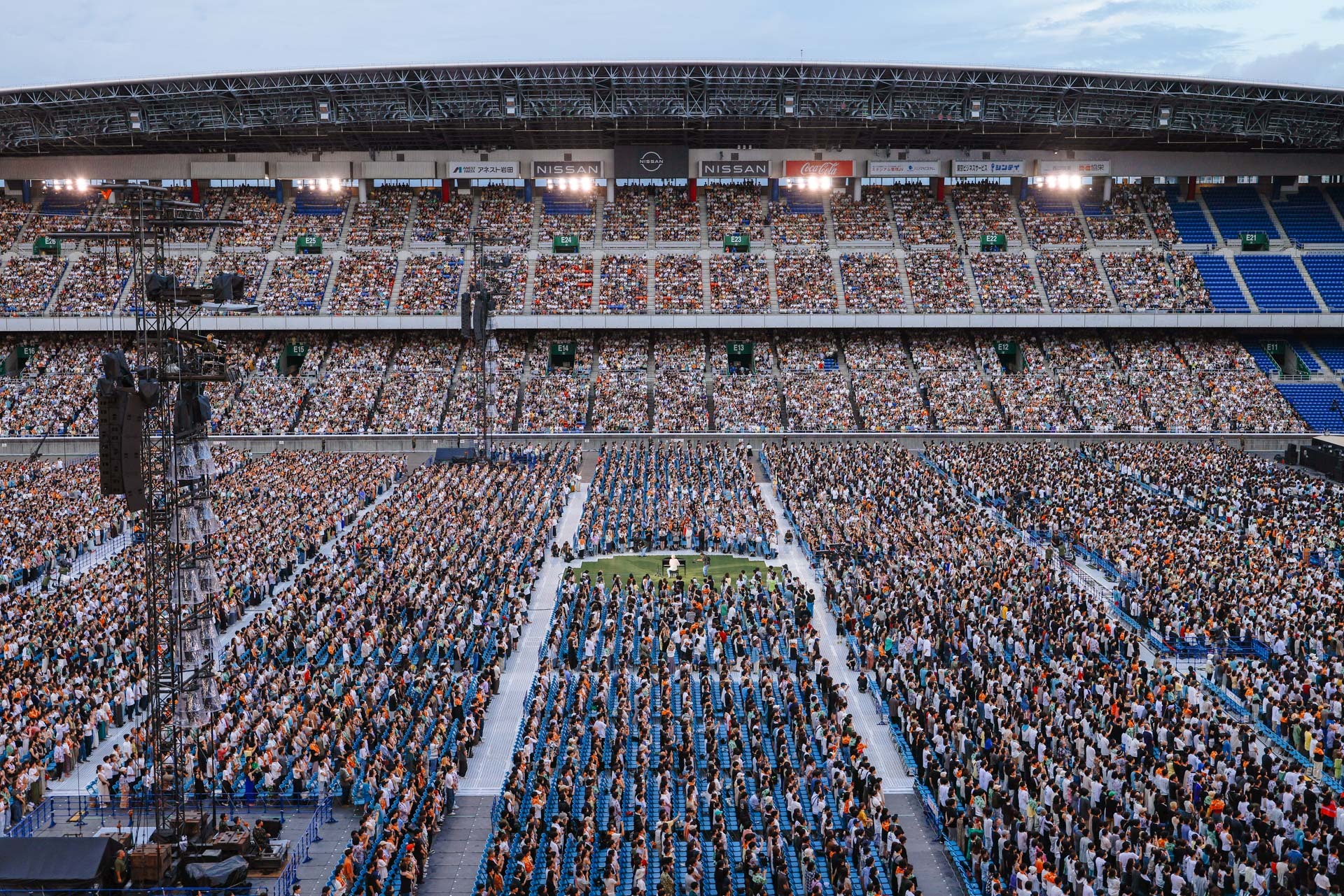 日産スタジアムライブのキャパ真相！7.5万人動員と座席の罠