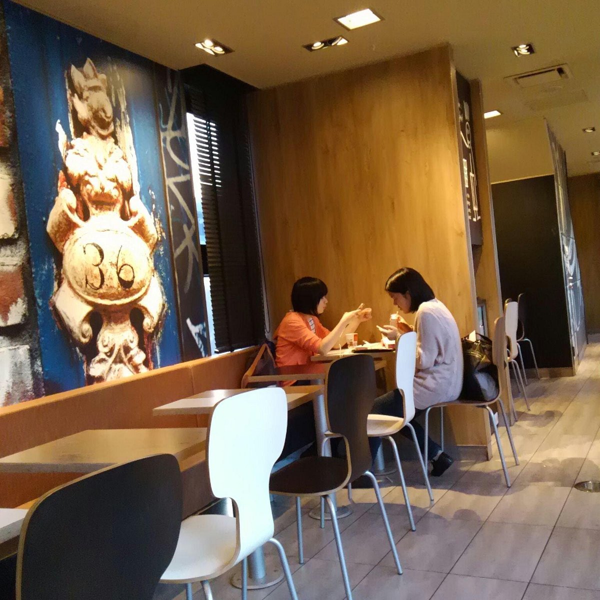 マクドナルド水道橋外堀通り店の現在！電源や混雑の真相を徹底解説