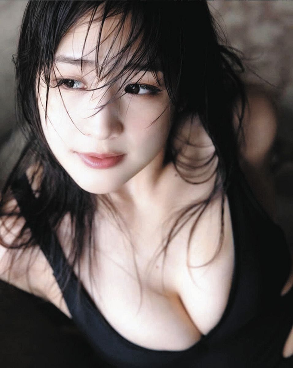 Snsでバズる谷間写真の真相！自然に盛る2026年最新の撮影技術