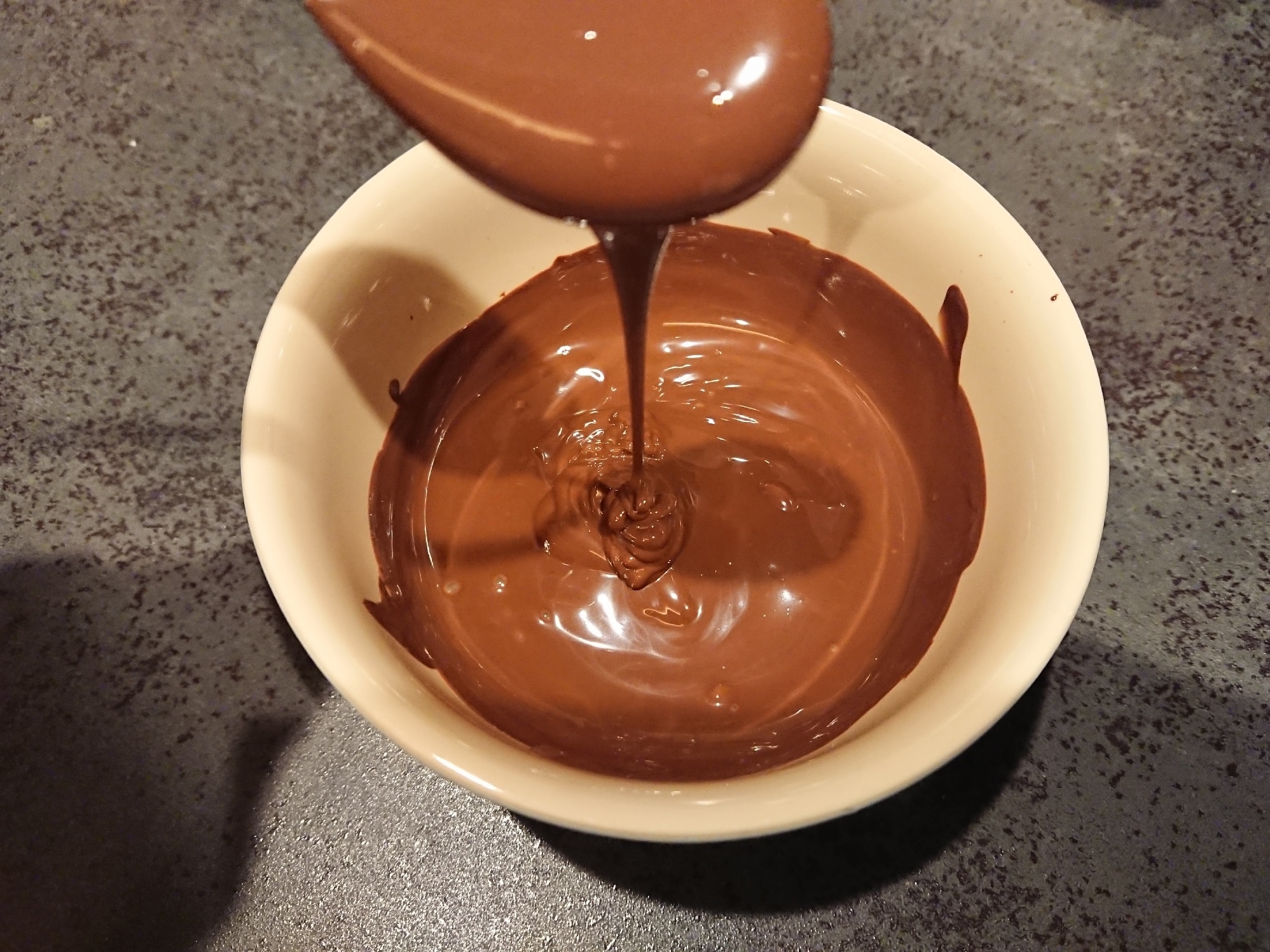 レンジでチョコを溶かす黄金比！焦げ・分離を防ぐ秒数とプロの技