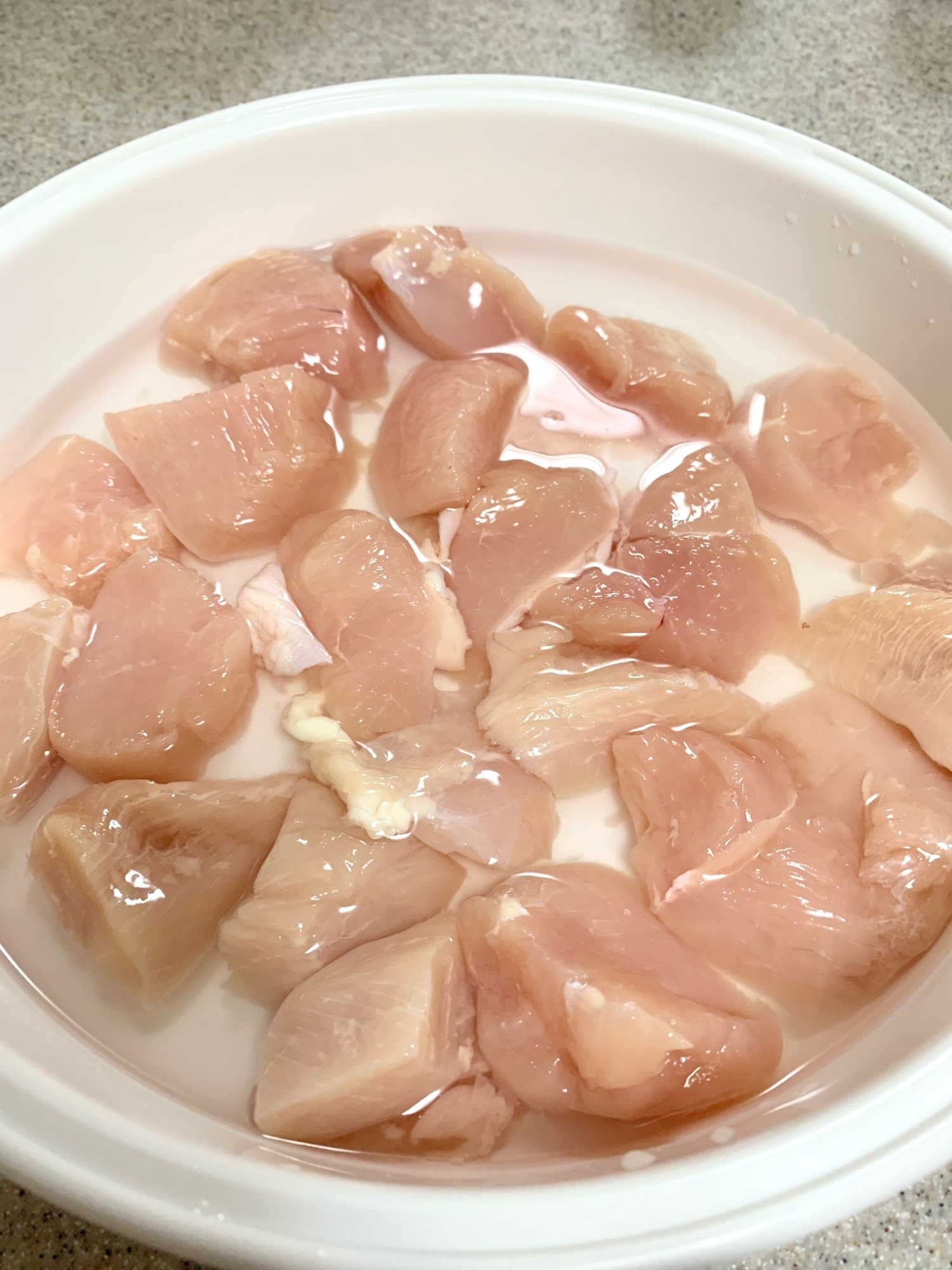 鶏胸肉が劇的ジューシーに！パサつく理由と柔らかくする科学的裏技