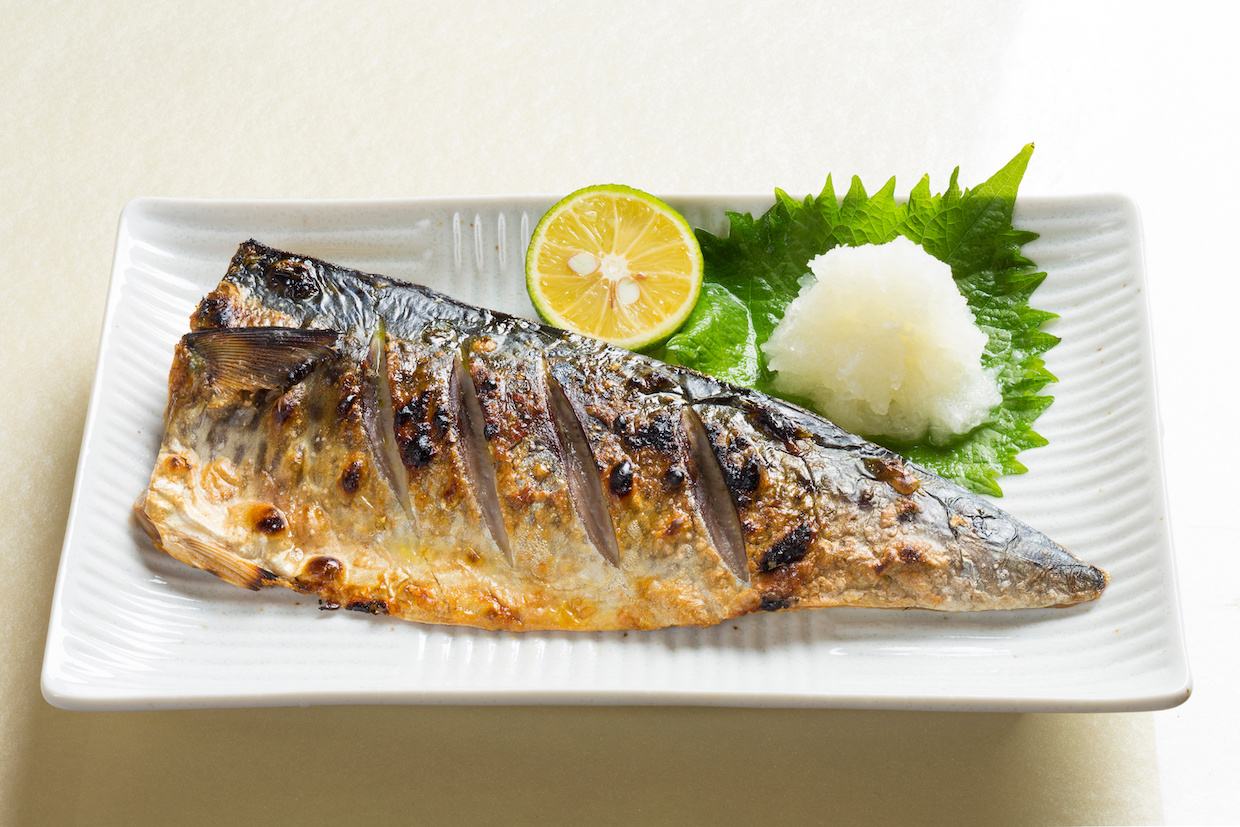 なぜ鯖の塩焼きはパサつくのか？プロが教える焼き方と塩振りの極意