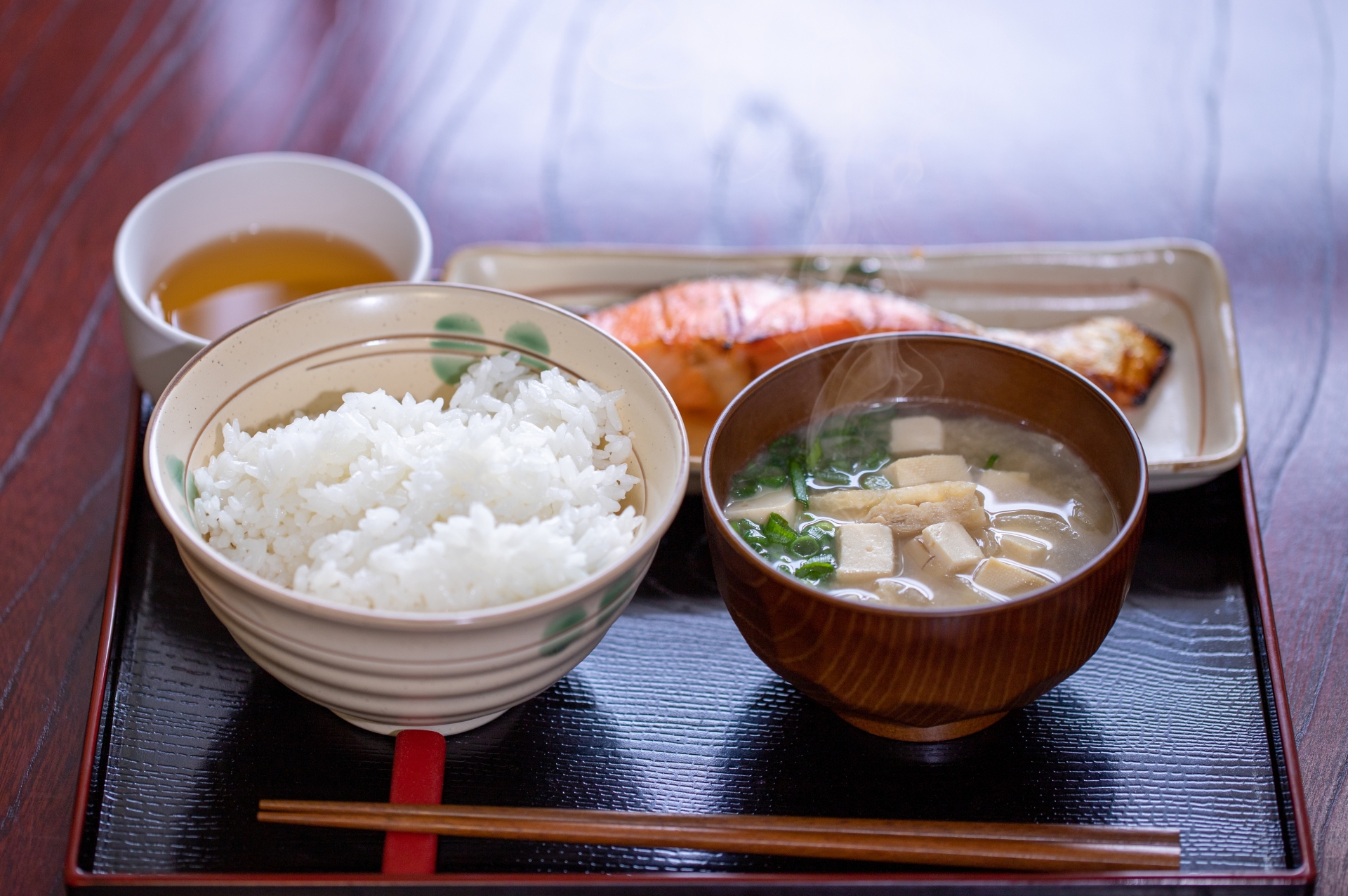 逆流性食道炎の食事メニュー完全ガイド！胃酸過多を防ぐ改善策とNg食品