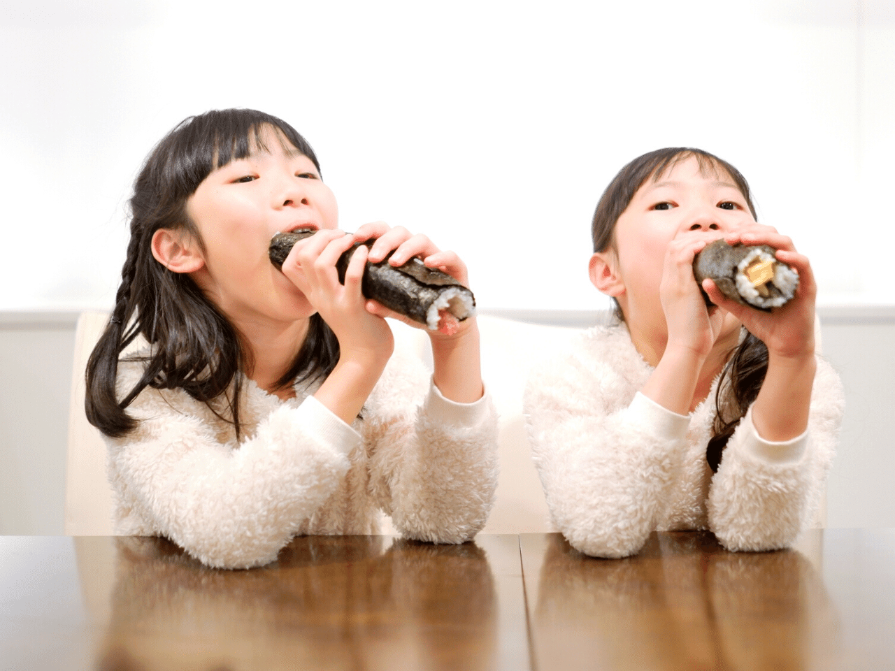 恵方巻きの食べ方と2026年方角｜絶対に切ってはいけない禁忌と作法
