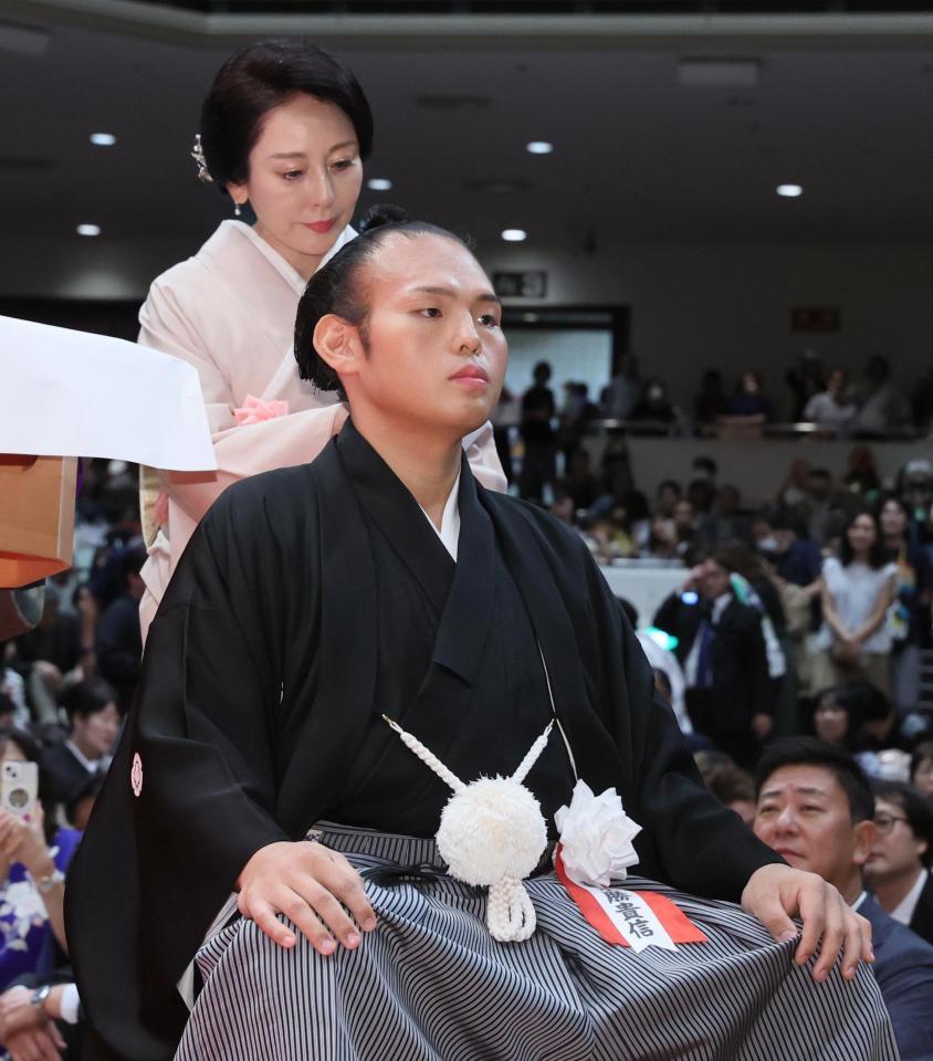 貴景勝の母・佐藤純子さんの美貌と噂の真相｜湊川親方を支えた家族の歩み