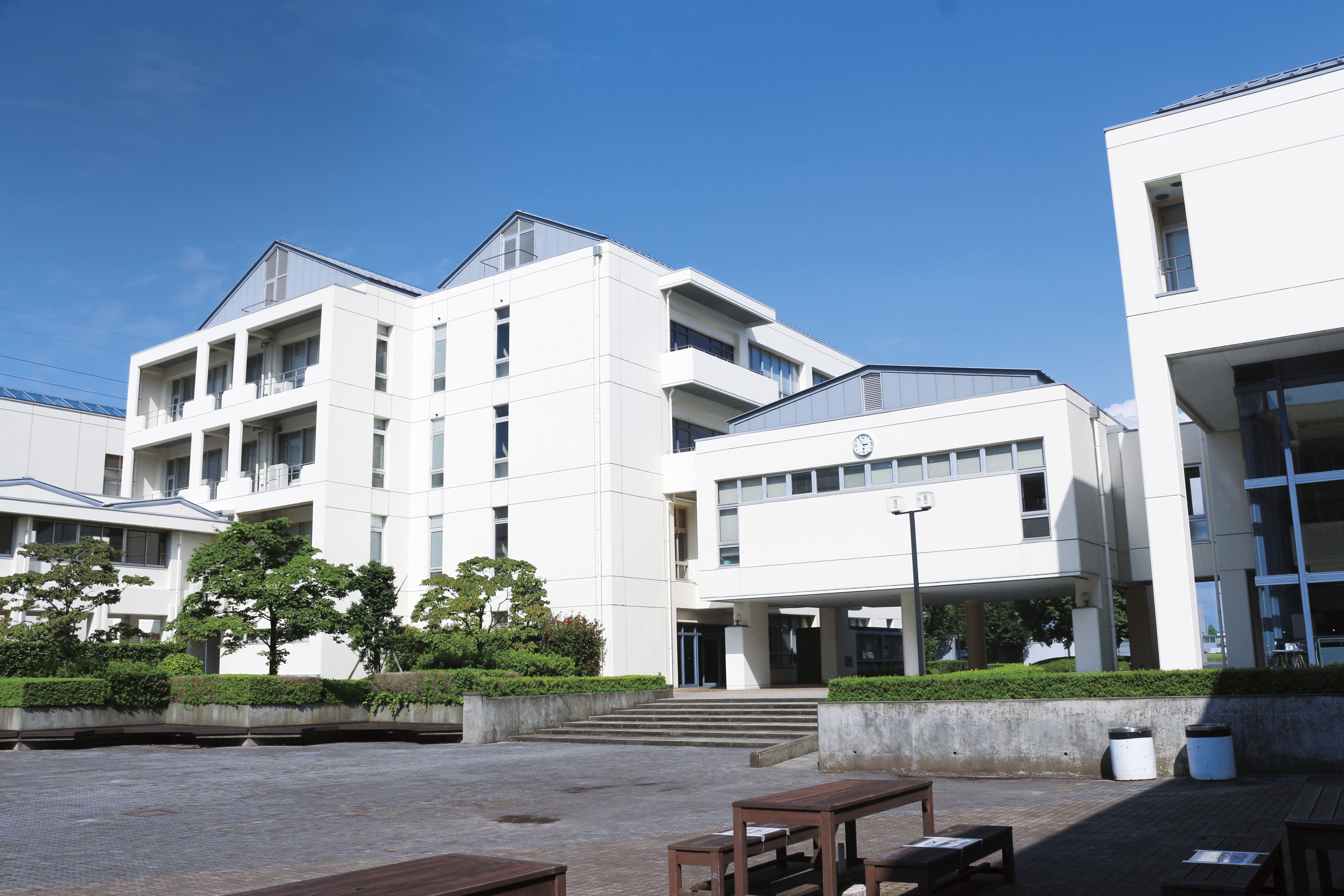 日大薬学部の評判と国試合格率の真相｜偏差値・学費・留年率を徹底検証