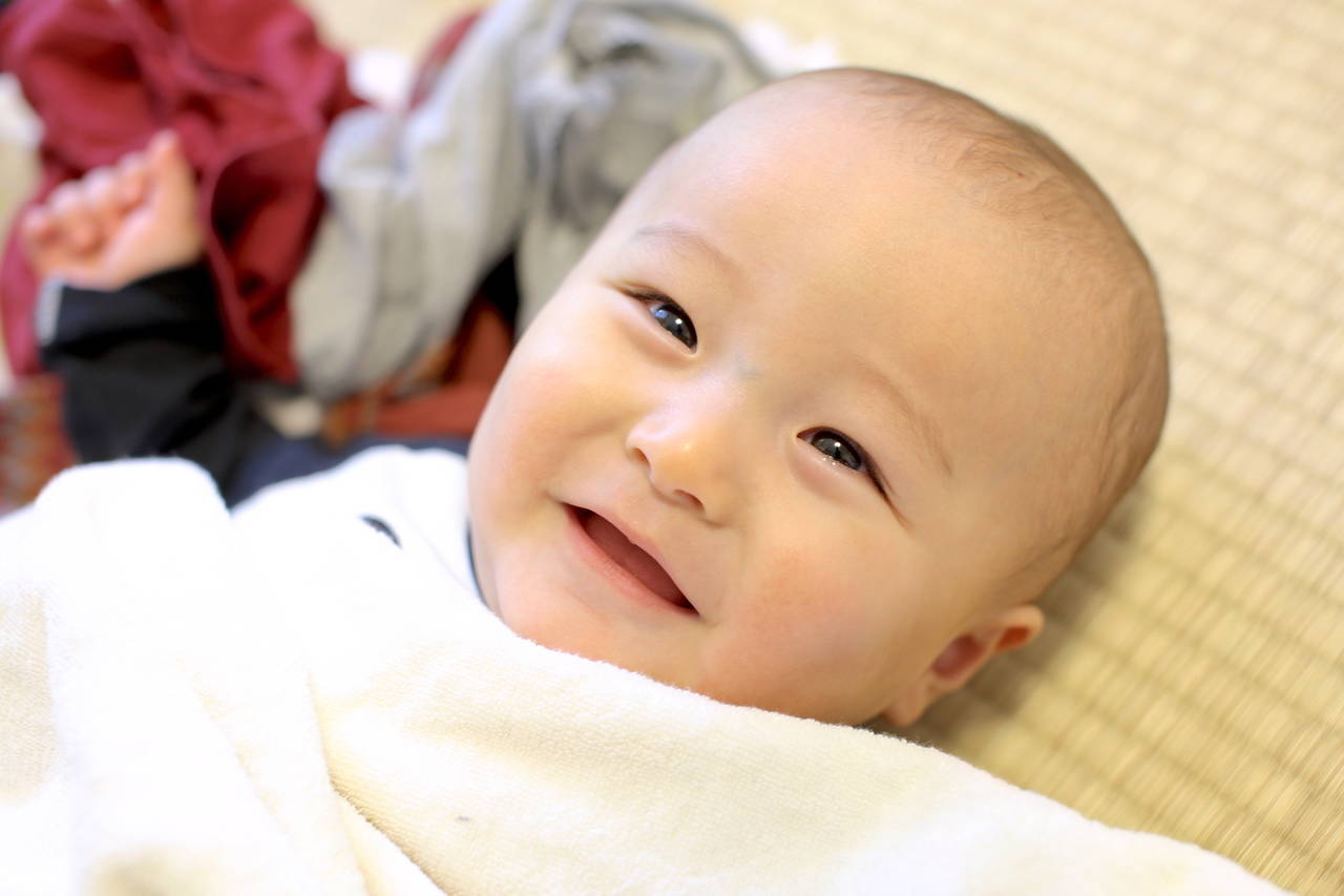 赤ちゃんが笑うのはいつから？笑顔の発達段階と笑わない不安の真相