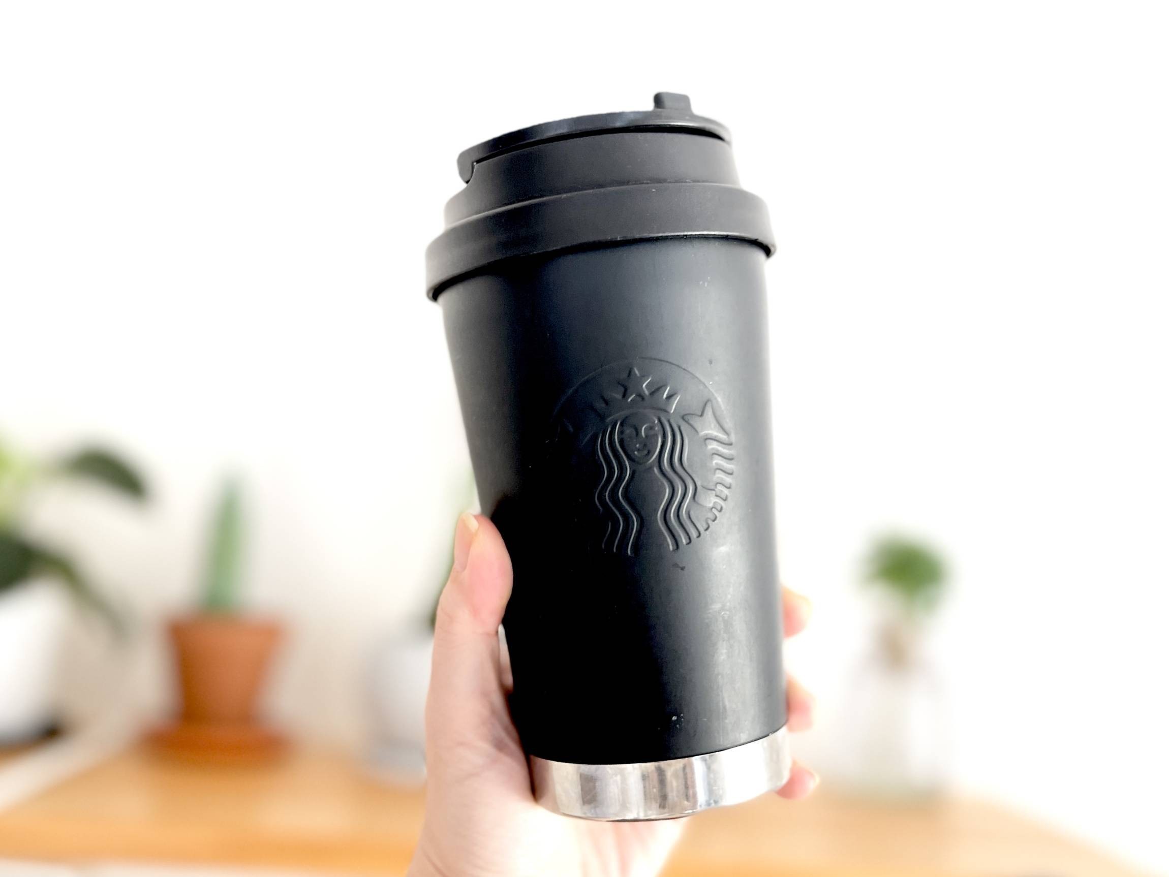 スタバで水筒に入れてもらう方法！2026年最新の頼み方と割引の全貌