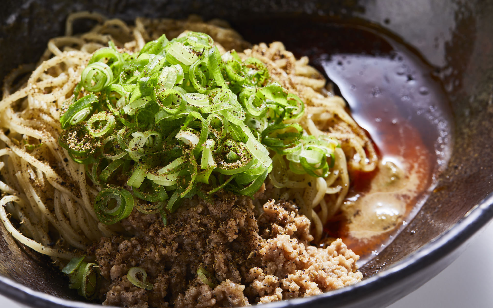 なぜキング軒の汁なし担担麺は中毒を生むのか？痺れと食べ方の全貌