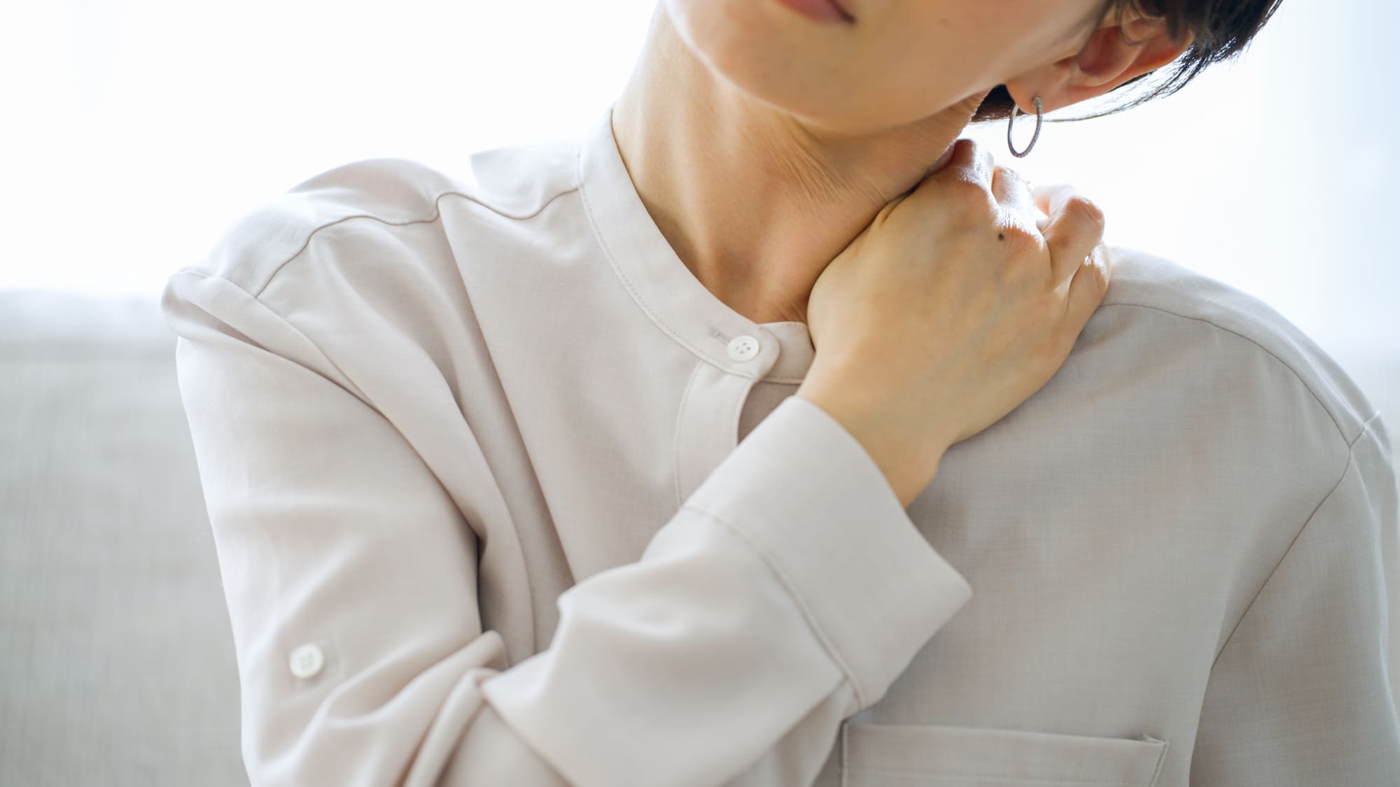 突然の左肩の痛み！スピリチュアルな意味と運気好転サインを徹底解説
