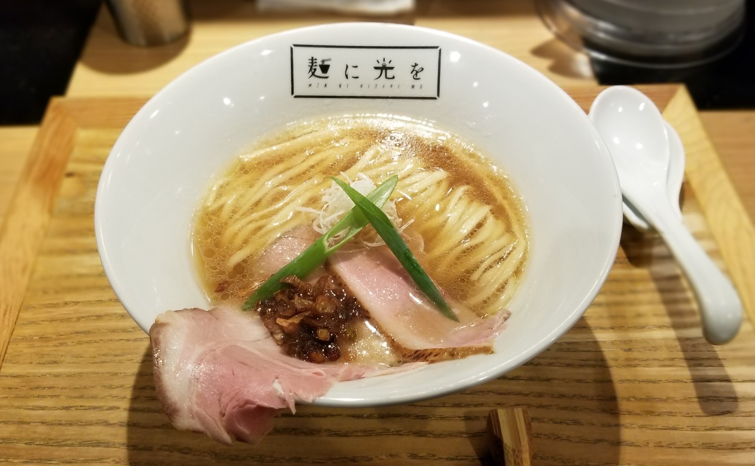 麺に光を徹底解剖！行列の理由とおすすめメニュー・混雑攻略2026