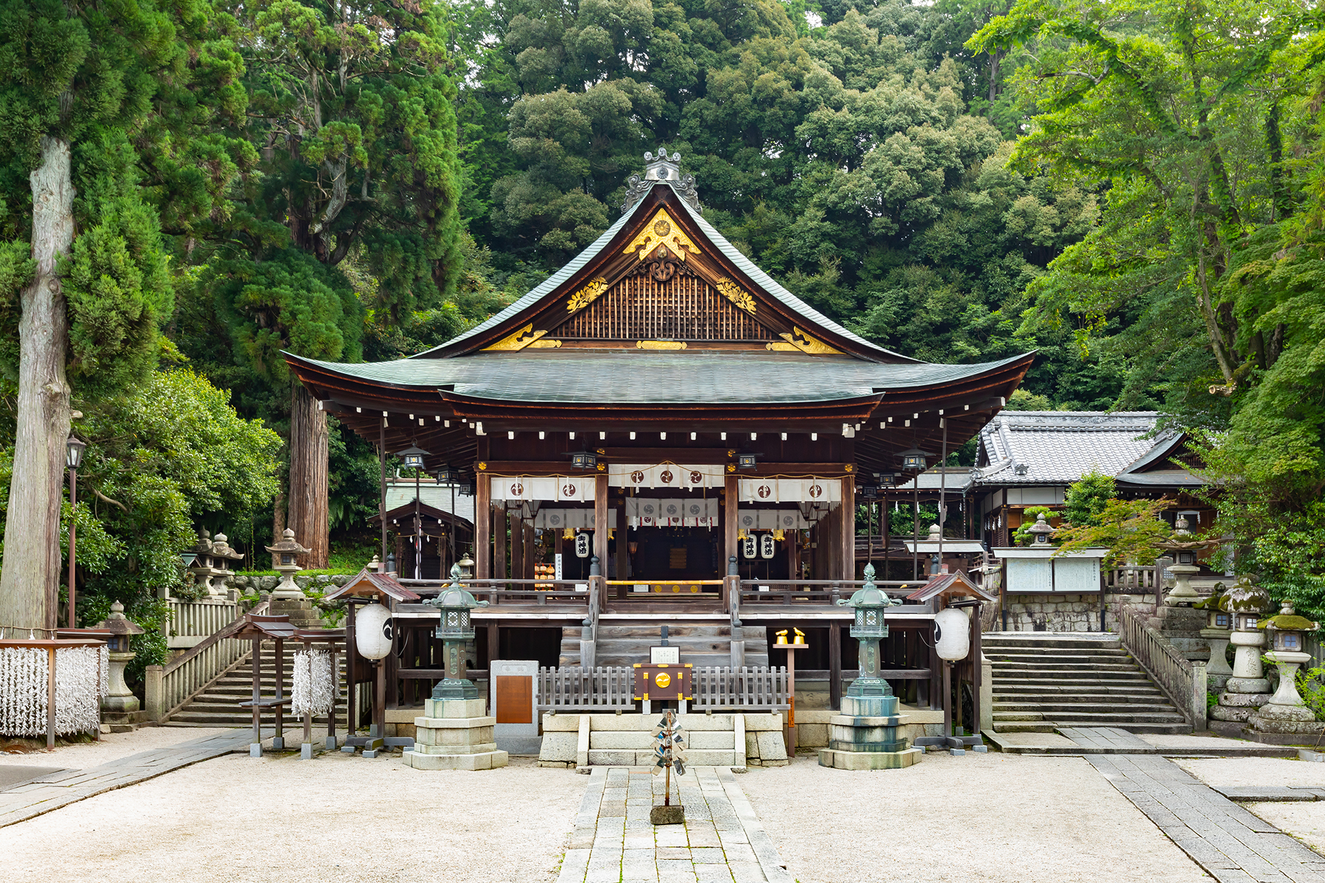 日牟禮八幡宮は「近江八幡」の地名の由来となった古社だが、その創建を成務天皇即位の年とする伝承と、地名「八幡」の成立をめぐっては今も明確な答えが出ていない。本稿では祭神・歴史・御利益から、参拝者の口コミ、周辺観光、初詣や七五三、結婚式の現況まで、公式資料と現地取材をもとに検証する。