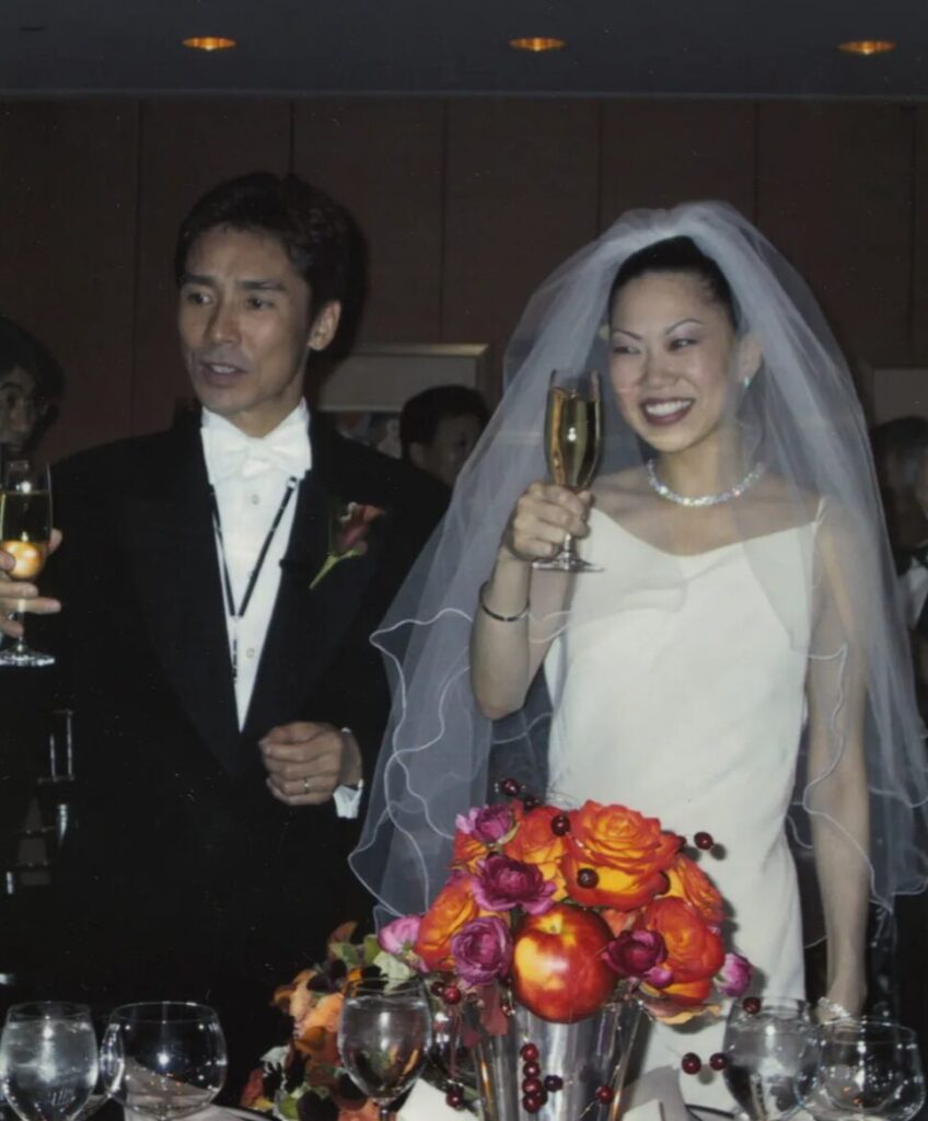 郷ひろみの歴代妻3人と離婚理由の真相！現在の妻徳武利奈と双子の今