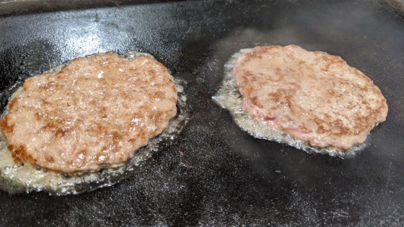 マクドナルドのパティは牛肉100％か？原料の噂と製法の真相を徹底検証