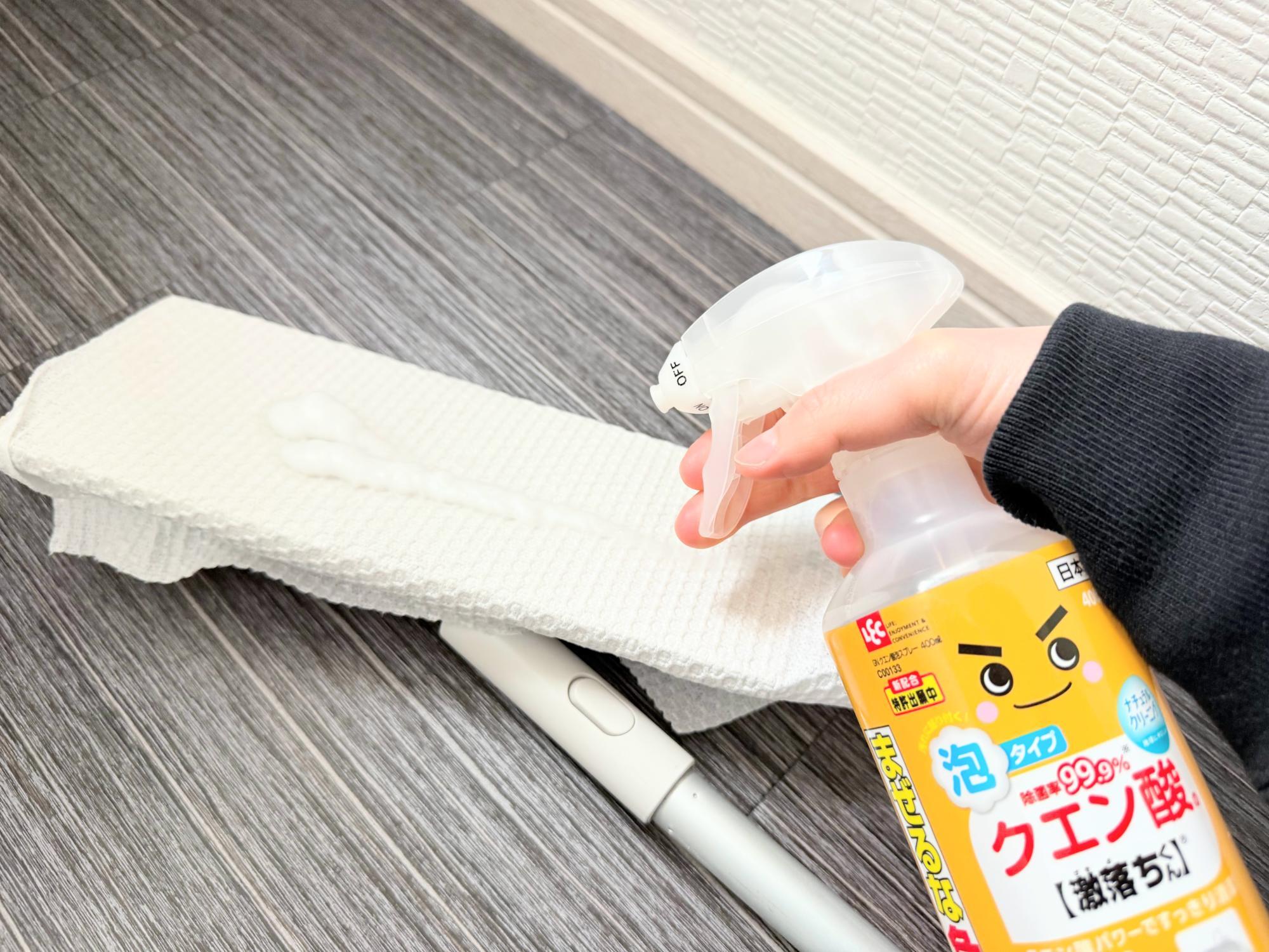 トイレ壁紙掃除の決定打！水拭きが招く悪臭の真相と黄ばみ解消術