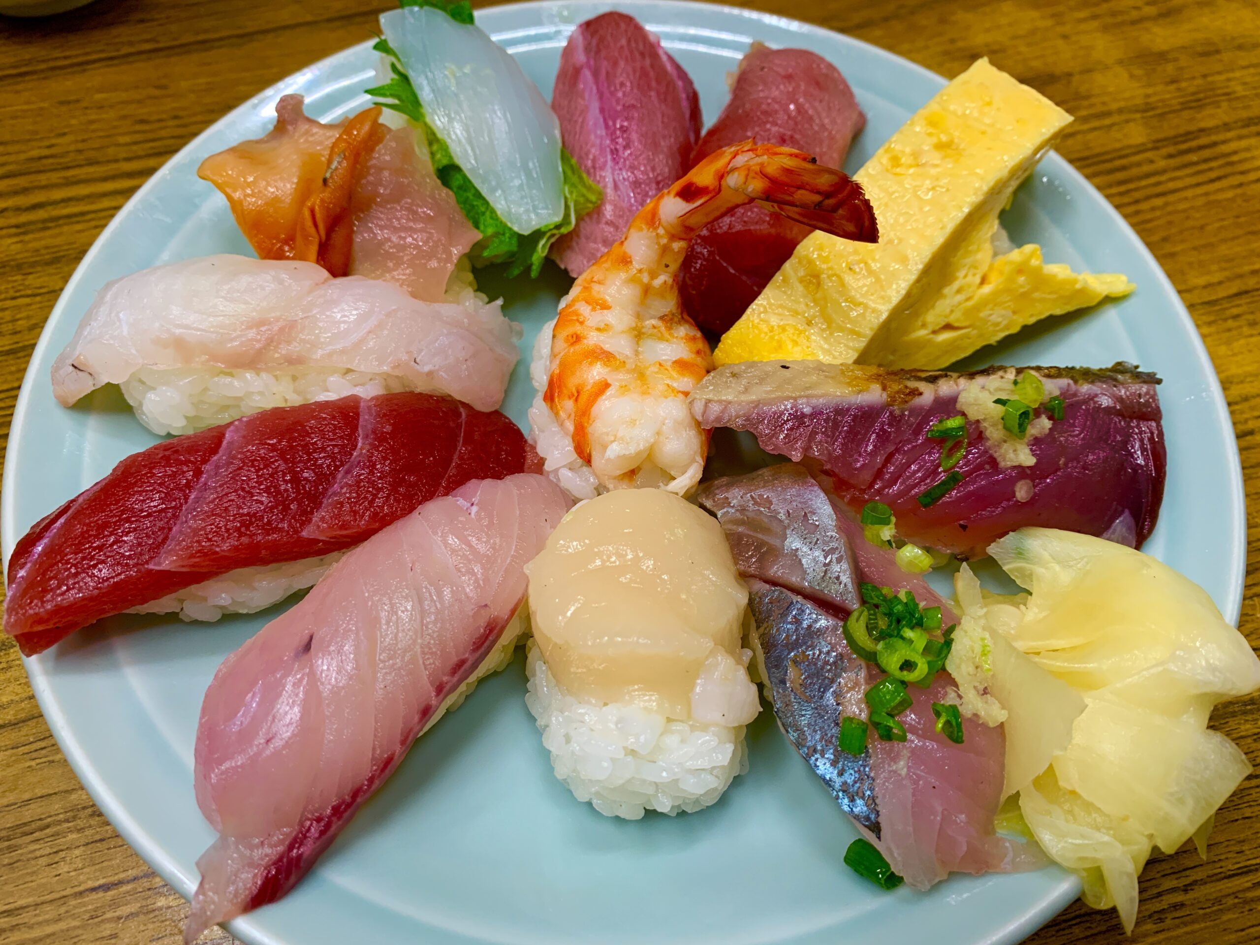 築地本種の絶品丸ちらしと寿司！路地裏名店の混雑と魅力を徹底検証