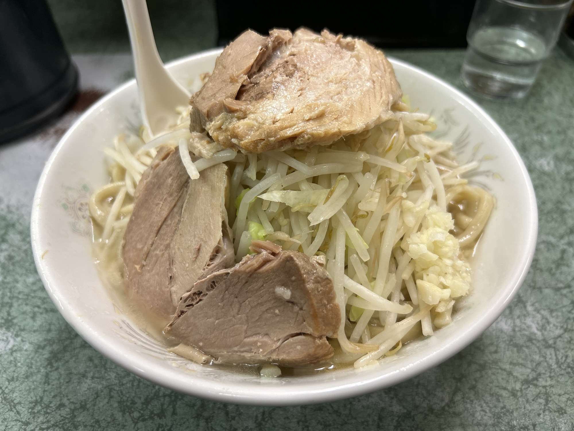 二郎新宿小滝橋通り店はまずい？コールや歌舞伎町との違いを徹底検証