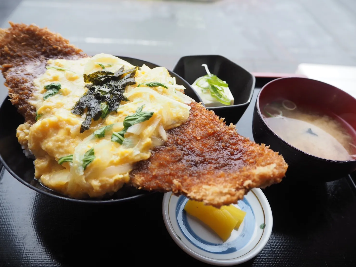 小浜・こだま食堂の噂を徹底解剖！わらじカツ丼と無料バイキングの真実