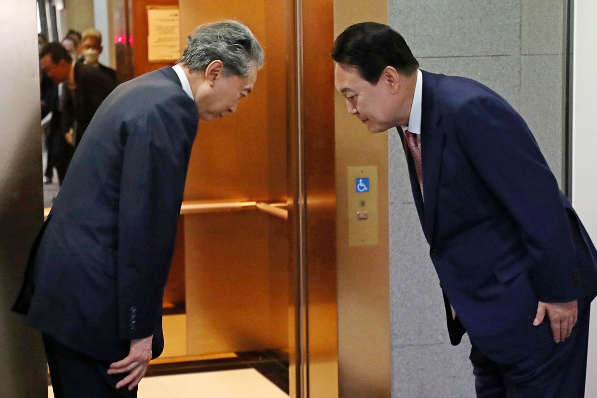 鳩山由紀夫の土下座はなぜ起きた？韓国謝罪の真相と批判・現在の動向