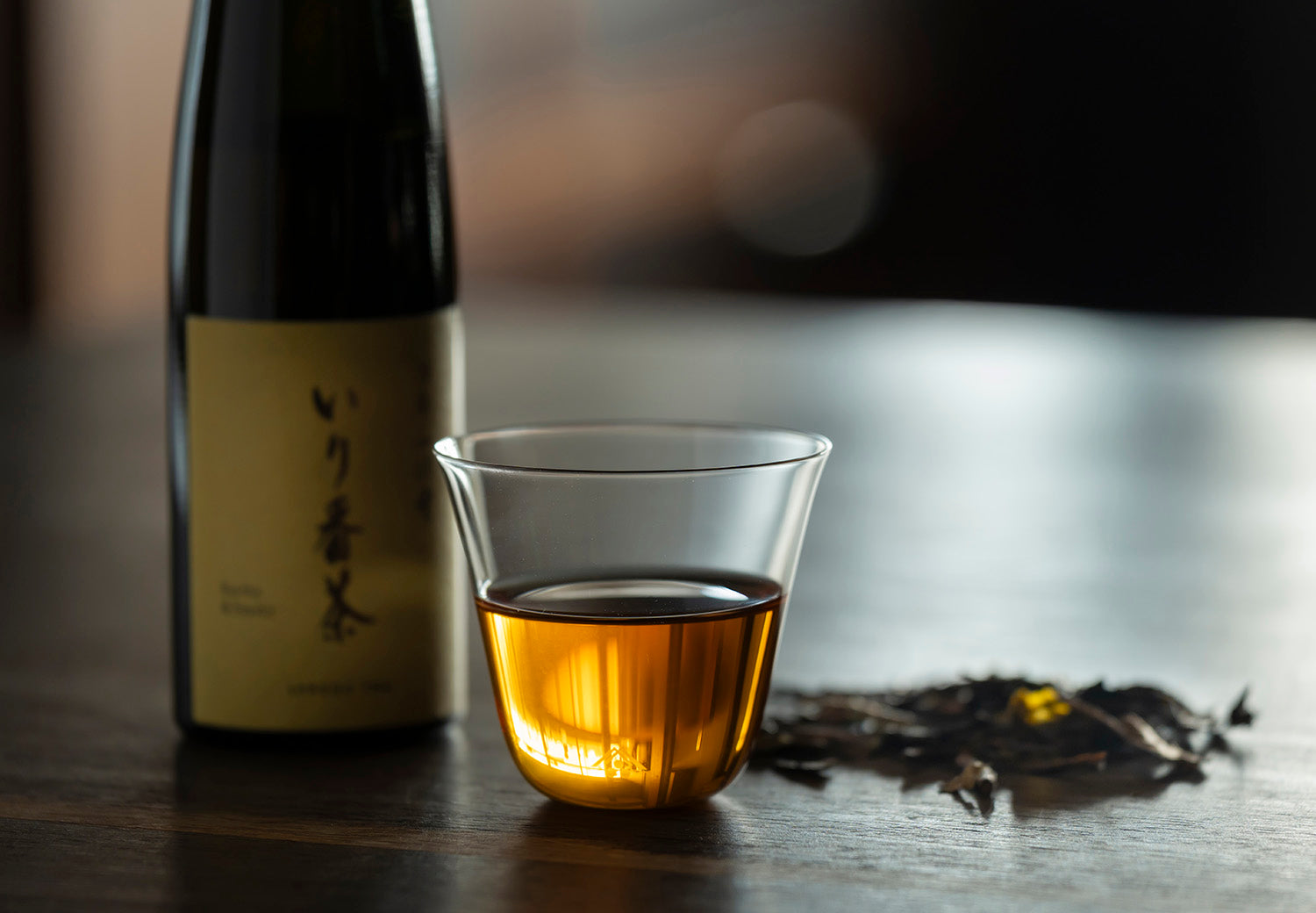 焚き火の香りに中毒者続出！いり番茶が煙くさい理由と極上煮出し方の真実