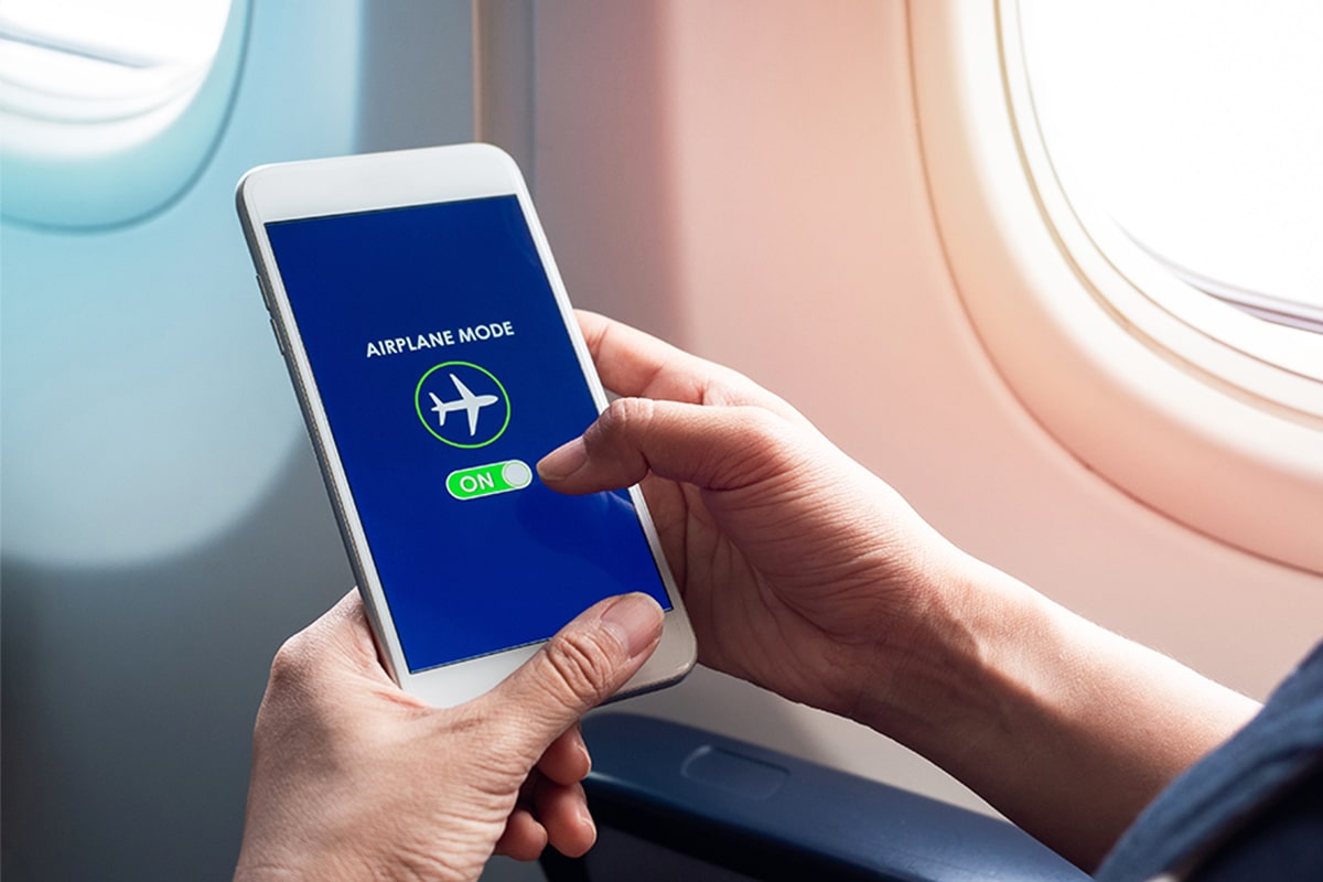 機内でスマホ「機内モード忘れ」で罰則も？Wi-Fi・充電最新事情