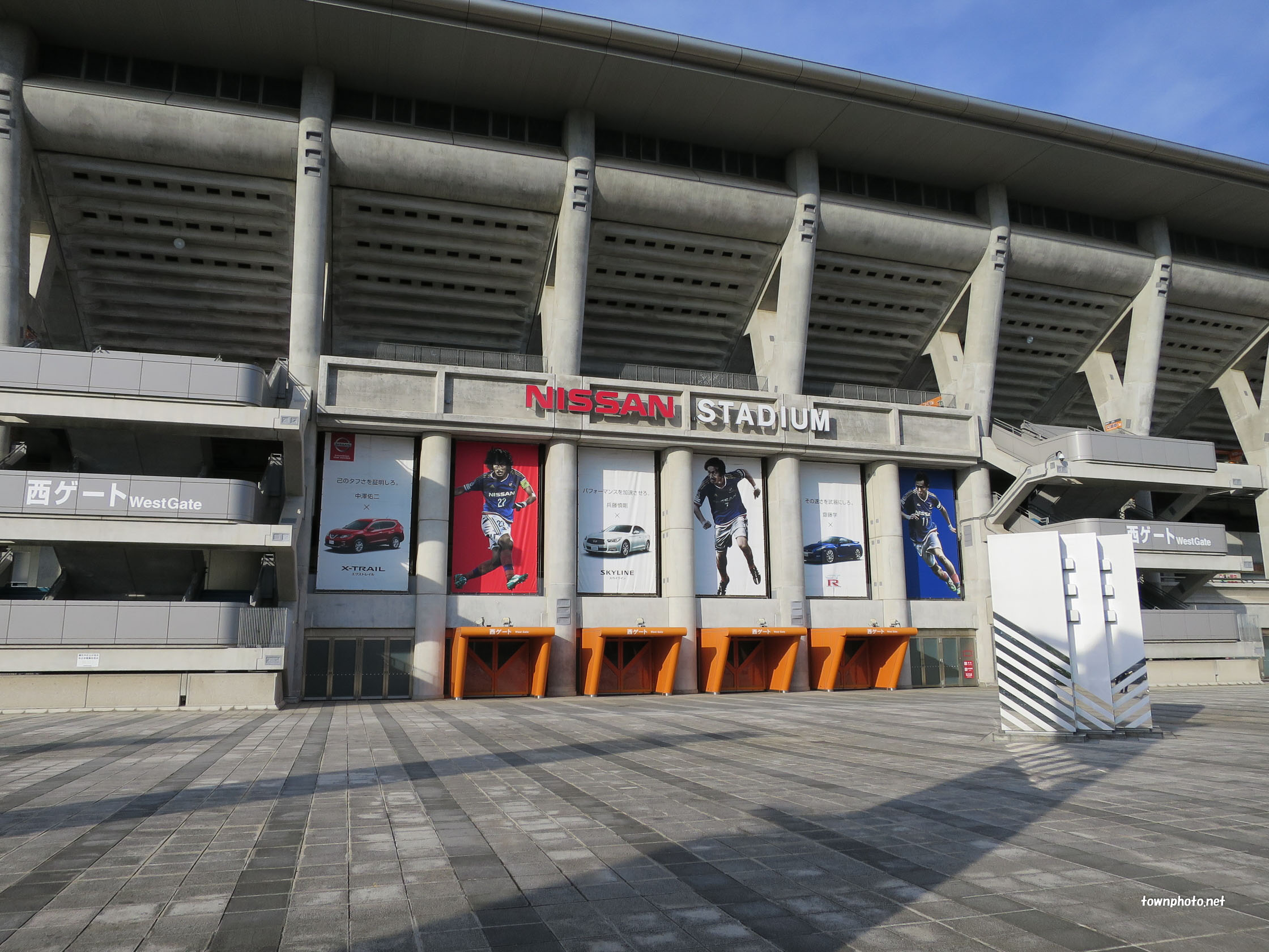日産スタジアム西ゲート攻略｜新横浜と小机どっち？見え方と混雑回避