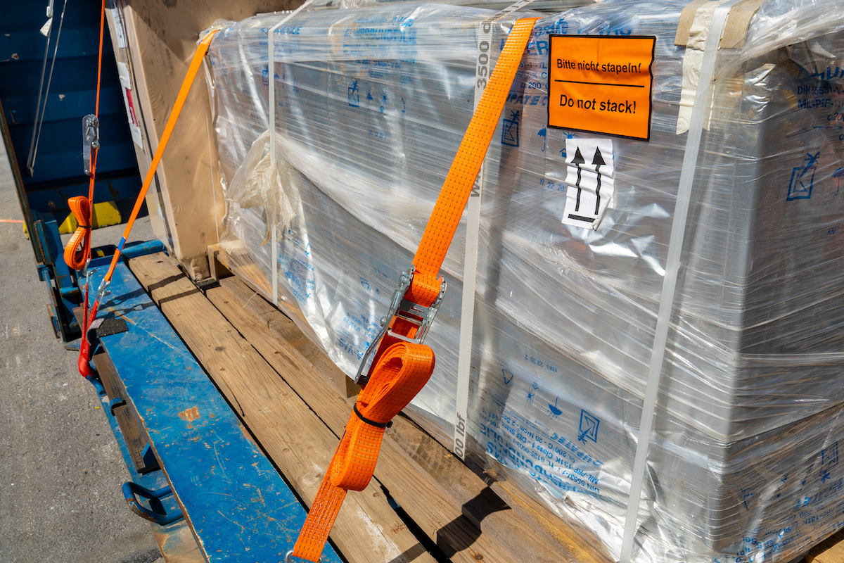 ラッシングとは？トラック荷崩れを防ぐ固縛手順とベルトの使い方