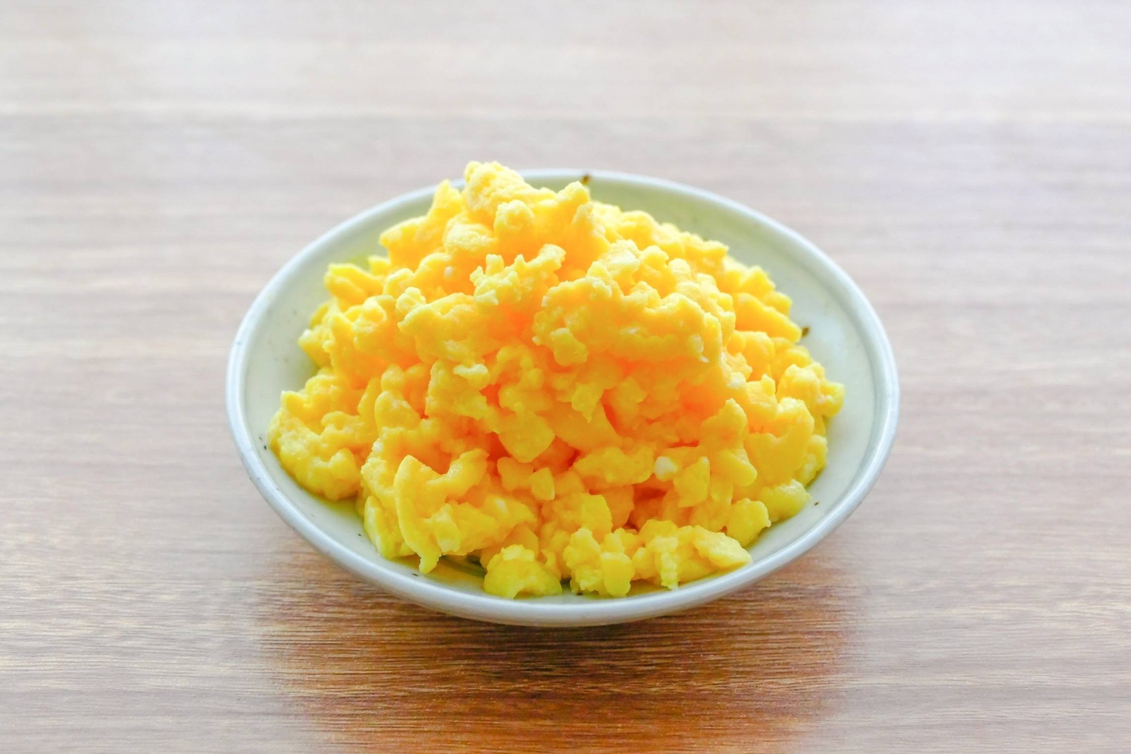レンジ炒り卵がパサつく原因は？ふわふわ黄金比と爆発を防ぐ加熱術