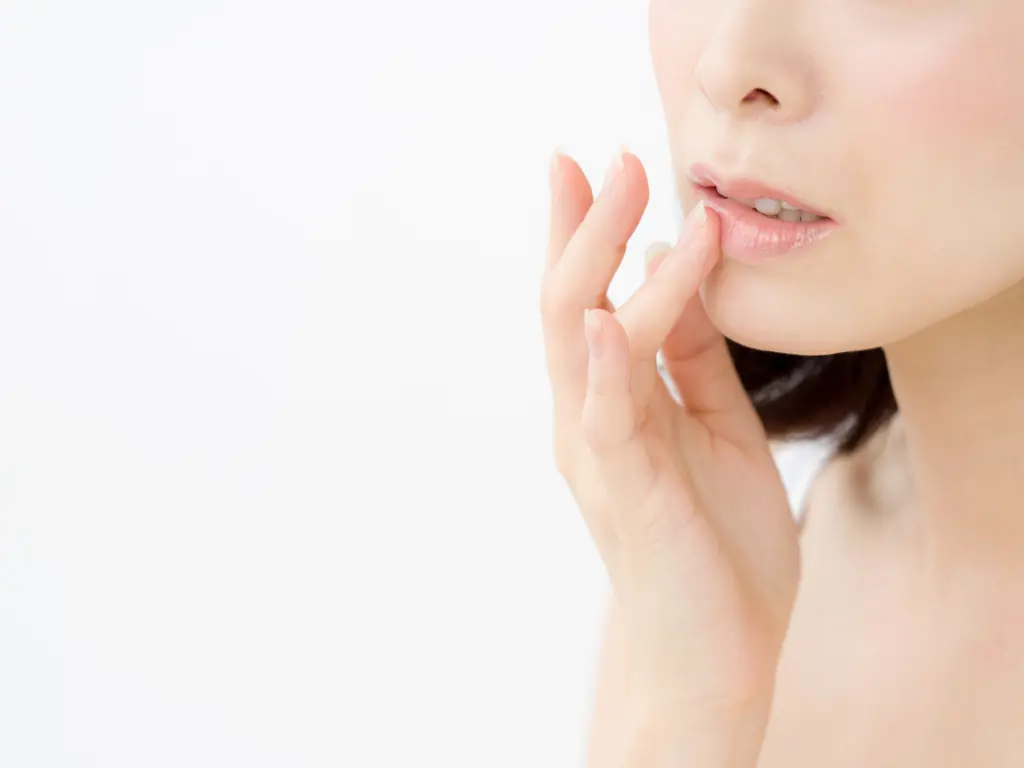 下唇が痺れる原因と受診科｜親知らず抜歯後の麻痺や脳梗塞の予兆