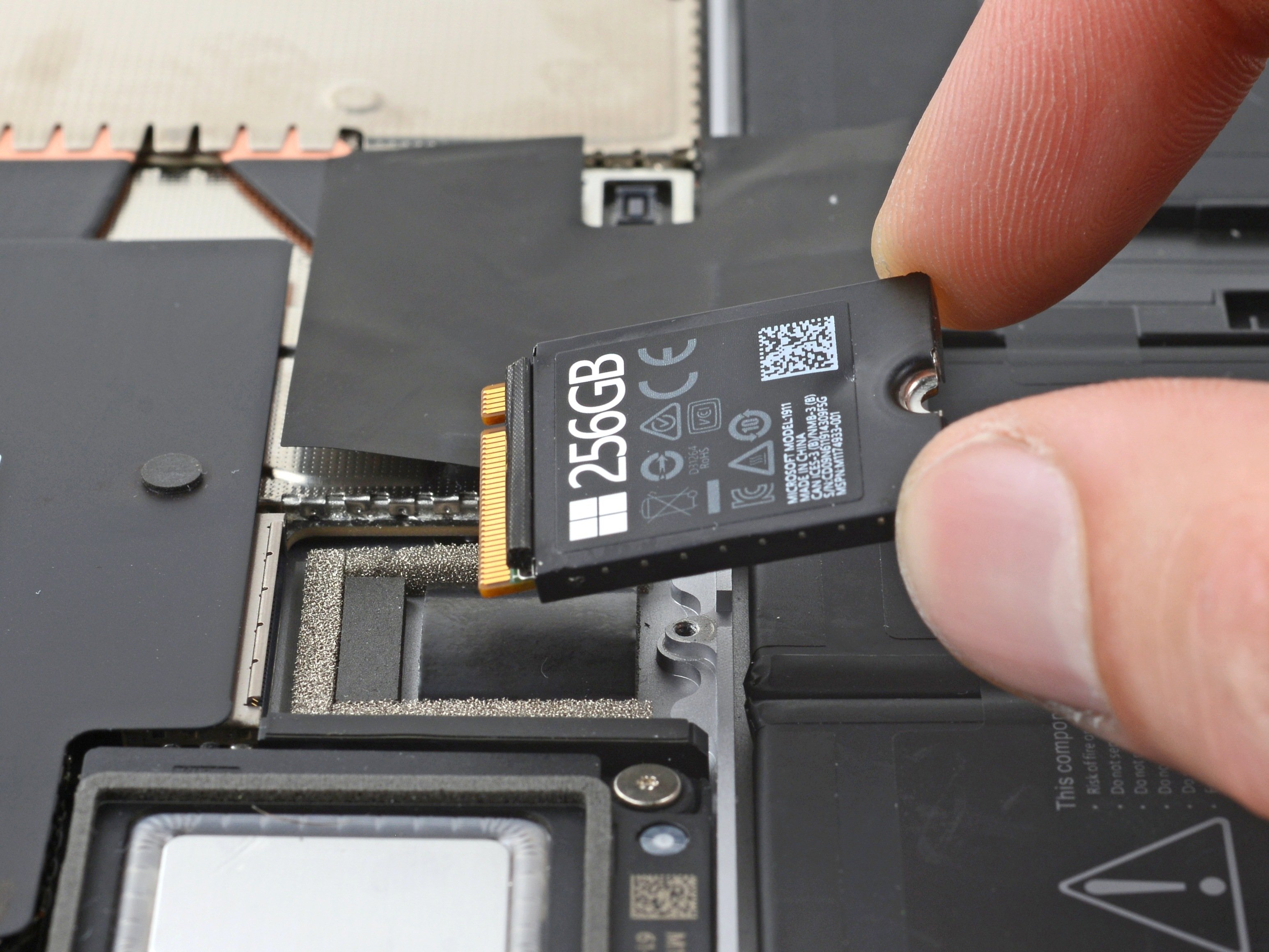 Surface Laptopのメモリ増設は本当に不可？重い動作を劇的改善する2026年最新策
