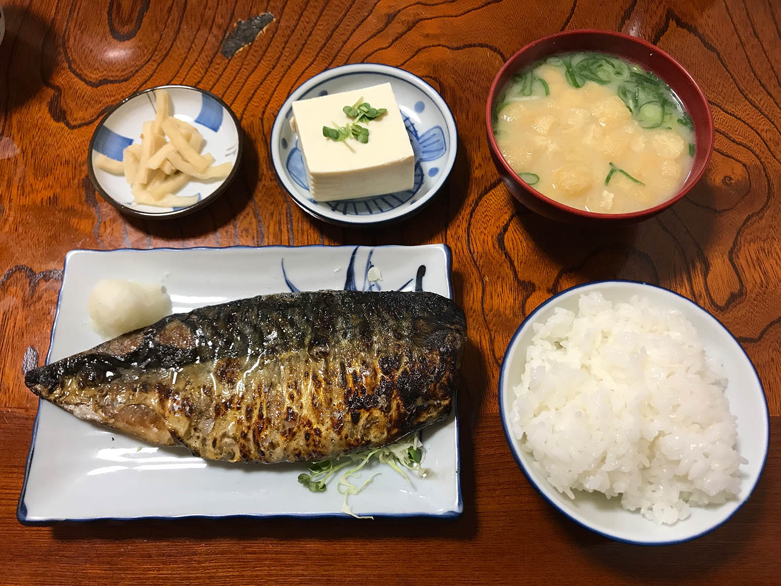なぜ地味見えする？グレーロングスカート春コーデを即垢抜けさせる正解法則