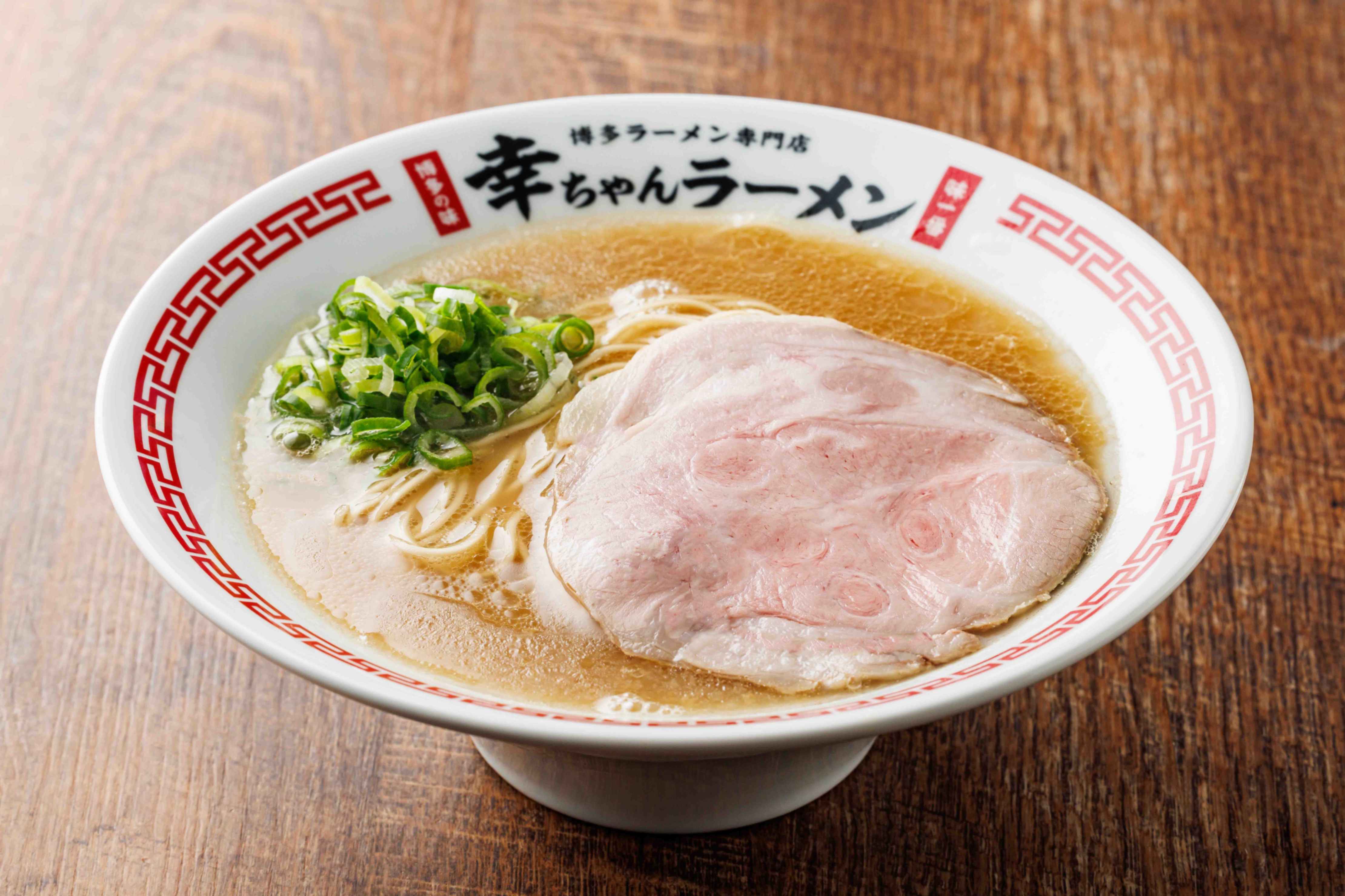 行列が絶えない博多幸ちゃんラーメン！一幸舎が仕掛ける町豚骨の真価